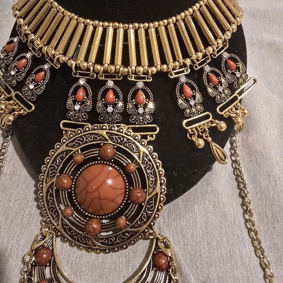 Unbelievably elegant statement necklace - Picture 4 of 10